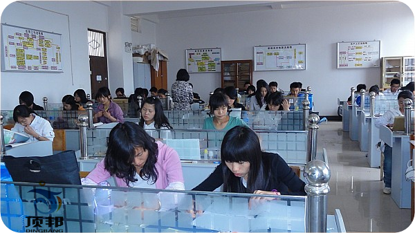 手工會(huì)計(jì)實(shí)訓(xùn)室(圖3) 財(cái)會(huì)專(zhuān)業(yè)模擬實(shí)驗(yàn)室設(shè)備(三人/座)