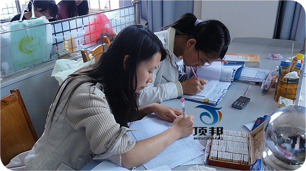 手工會(huì)計(jì)實(shí)訓(xùn)室(圖4) 財(cái)會(huì)專(zhuān)業(yè)模擬實(shí)驗(yàn)室設(shè)備(三人/座)