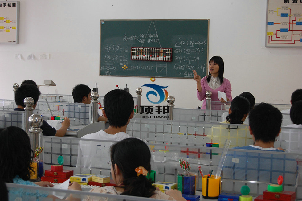 手工會(huì)計(jì)實(shí)訓(xùn)室(圖5) 財(cái)會(huì)專(zhuān)業(yè)模擬實(shí)驗(yàn)室設(shè)備(三人/座)