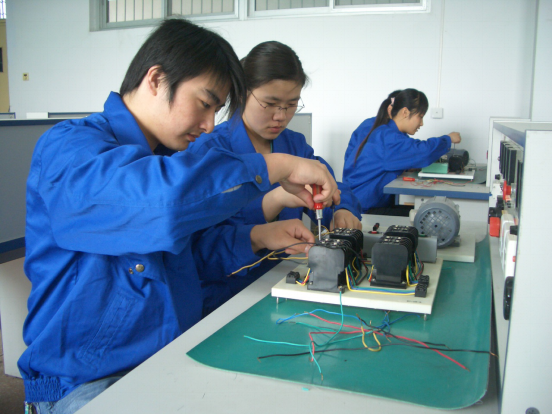 電氣自動(dòng)化控制技術(shù)實(shí)訓室簡(jiǎn)介(圖1) 電氣自動(dòng)化控制技術(shù)實(shí)訓室簡(jiǎn)介(圖1)