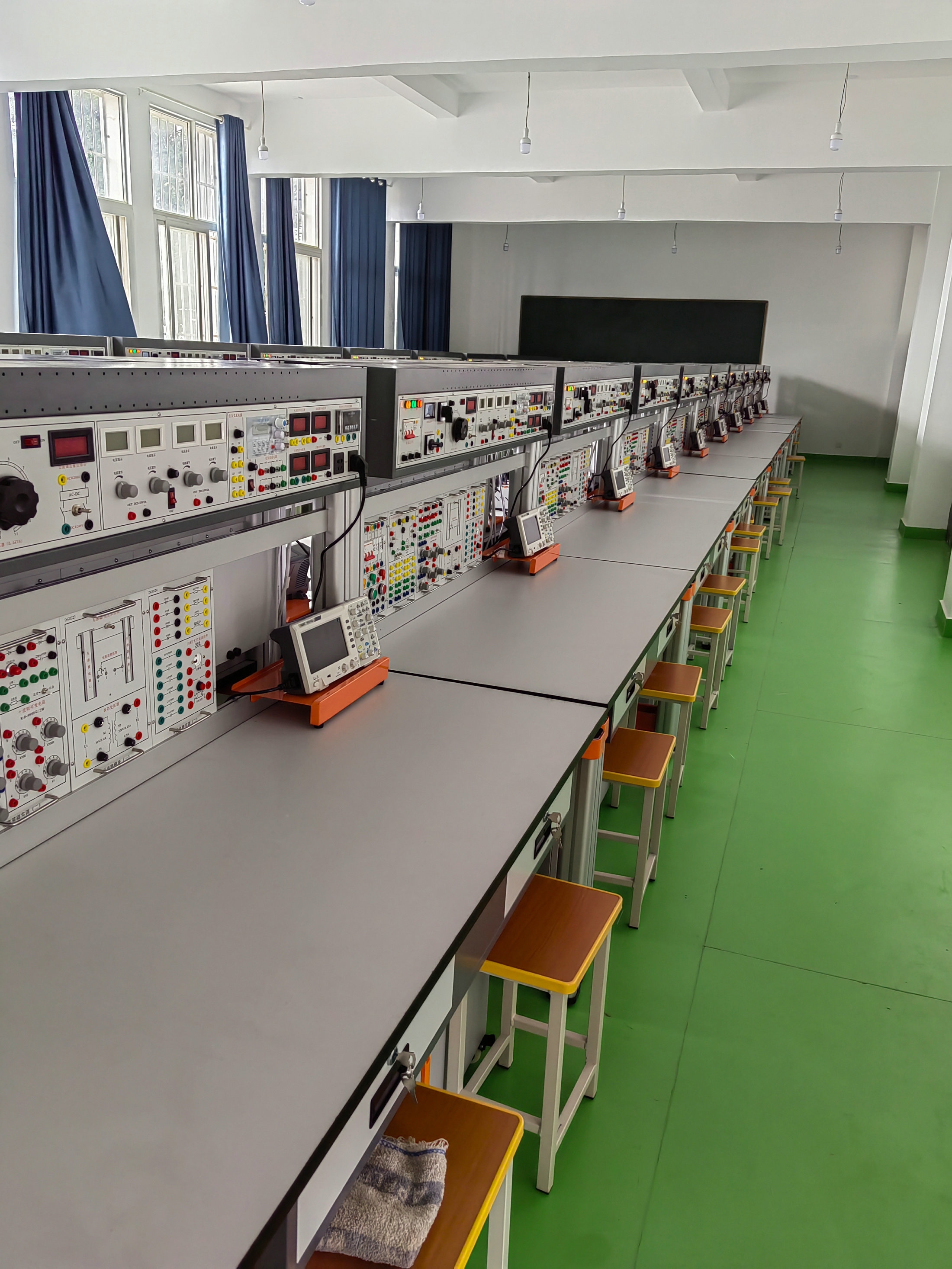 電工電子電拖實訓(xùn)考核裝置(圖2) 電工電子電拖實訓(xùn)考核裝置