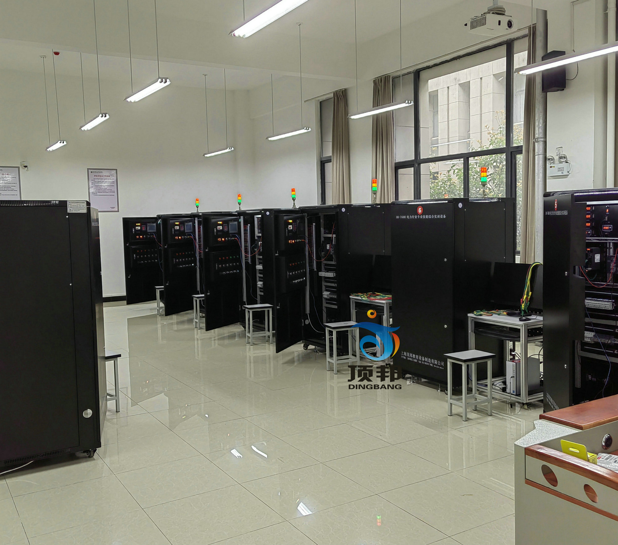 電工實訓(xùn)考核裝置(圖3) 電工實訓(xùn)考核裝置