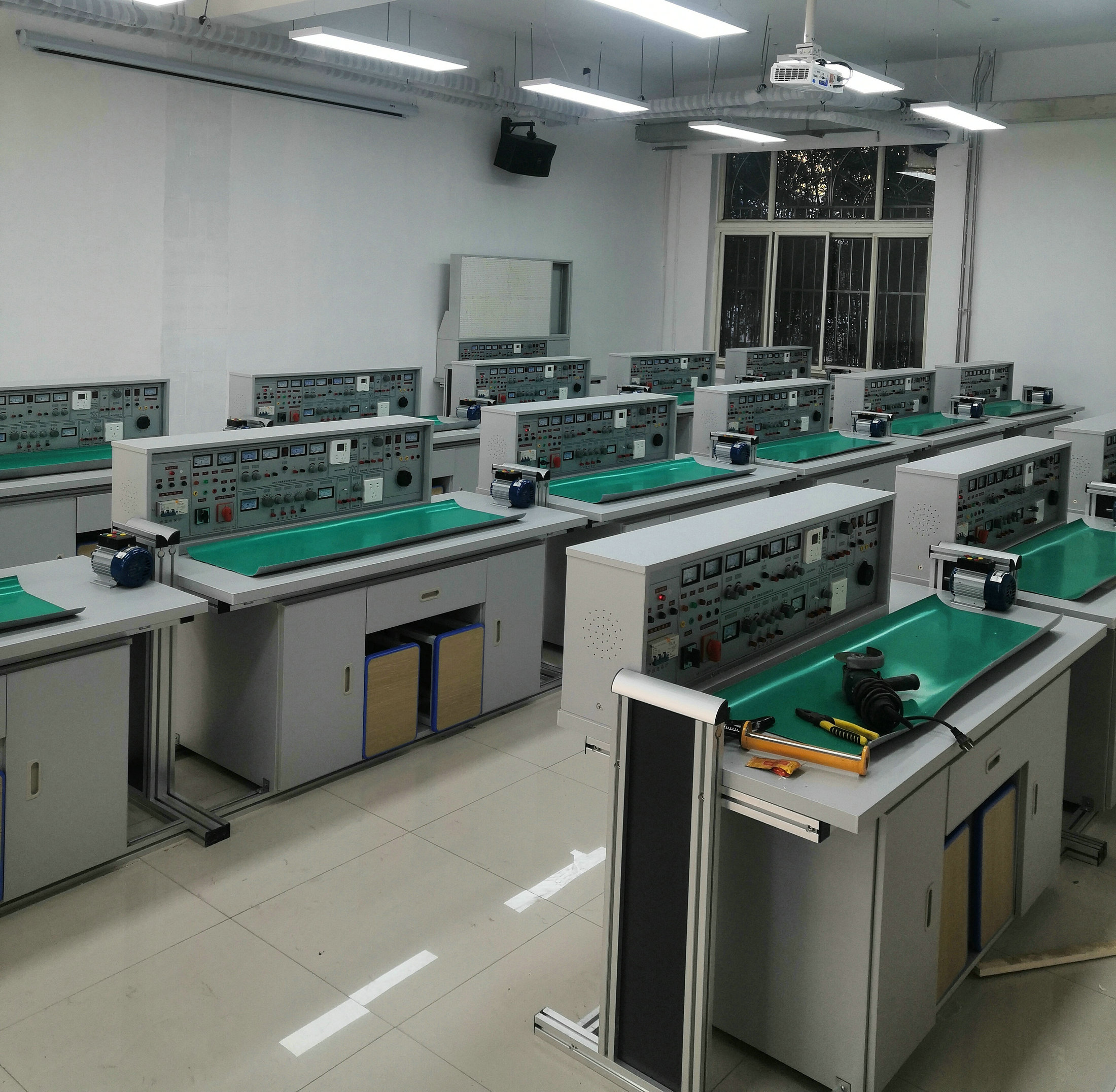 通用電子實驗室成套設備